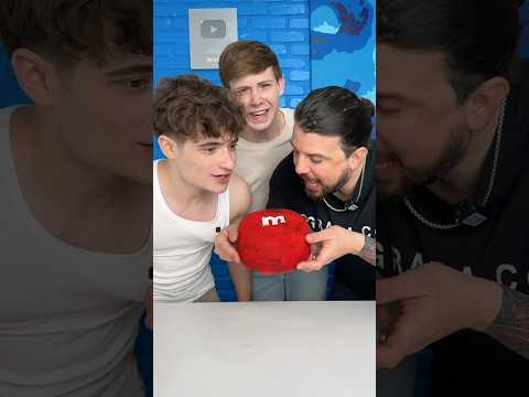 GIANT M&M!! 😱🍫 w/ ​@spizee & @TrendyTreats #shorts