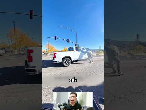 Xe đi ngược chiều thản nhiên vượt đèn đỏ Mọi người tá hỏa khi thấy tài xế bên trong đã bất tỉnh