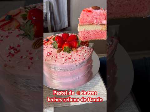 Pastel de fresa con tres leches y relleno de flan ￼