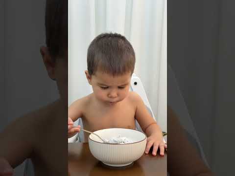 Тимур кушает кашу