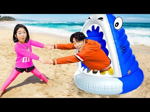 Boram dan Ayah Bermain Pasir! Serunya Bermain di Pantai 🏖️👧👦