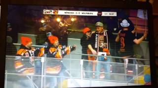 Die Polonaise nach dem 3-5 der Grizzlys beim EHC Red Bull München