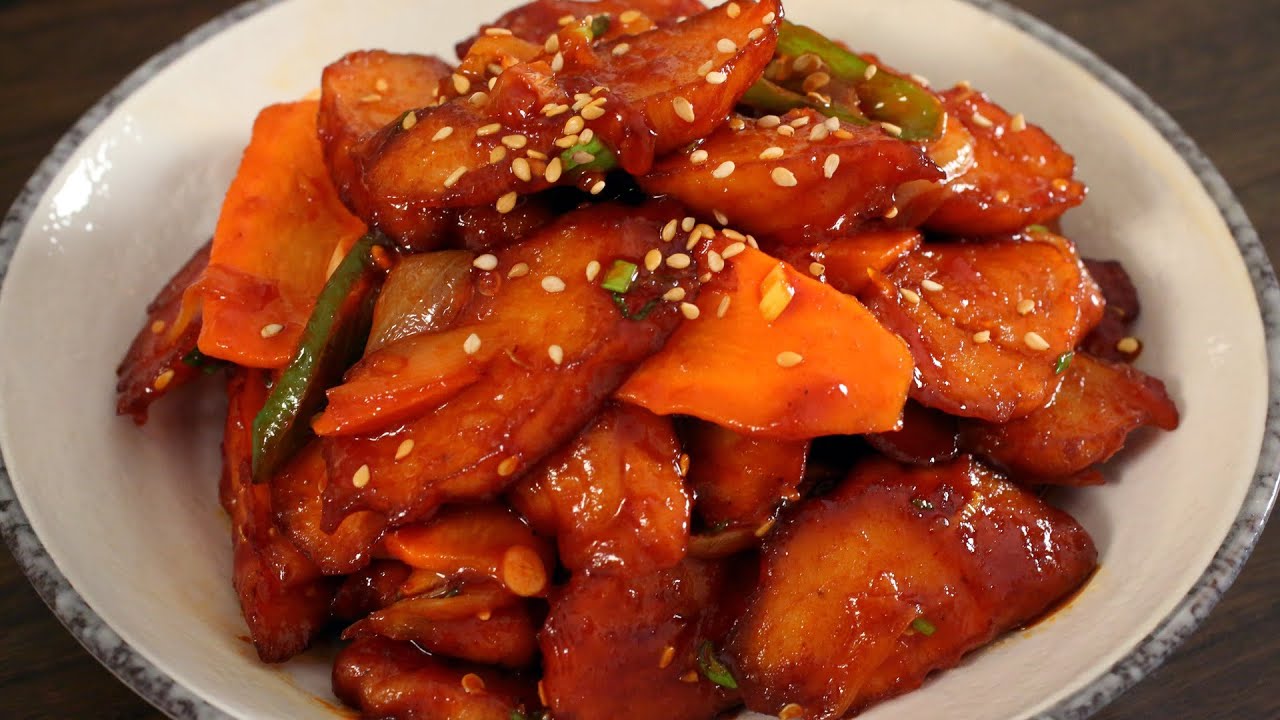 Spicy Stir-fried fish cakes (Eomuk-bokkeum: )