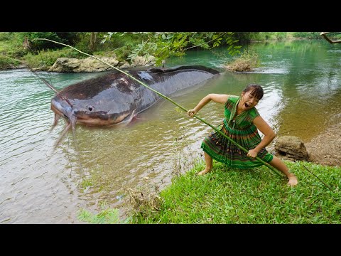 Primitive Fishing - Primitive Life Smart Girl Catch Fish At River - Survival In The Rainforest