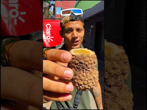 Probando una fruta rara de la Amazonia!