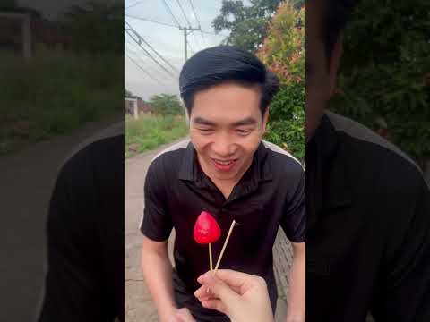 anh chàng tốt bụng ăn cây kẹo trái dâu ngon tuyệt #shorts