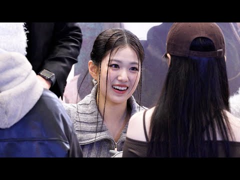 izna(이즈나) 사인 중인 윤지윤 YOON JI YOON (Fan Signing Event) 직캠 | 공개 팬사인회 • 241215