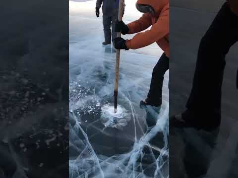 لماذا ينفخون الهواء تحت الجليد 🤔🐟