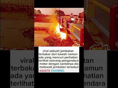 Pengendara tetap melewati jembatan