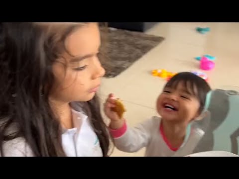 Los feria Isabella dando de comer a Salomé y se mata de risa😂🤣🥰❤️😻💃