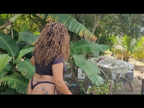 Índia sandrinha cuidando dos pés de bananeira no sítio