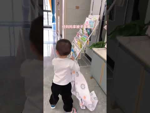 虽然妈妈是假装睡着的，但是儿子的这一系列反应是真的感动！#funny#萌娃#cute