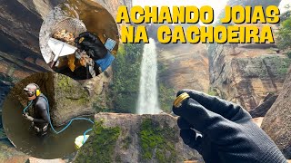 Resgatando um anel de ouro perdido na cachoeira [Detector de metais no rio ]