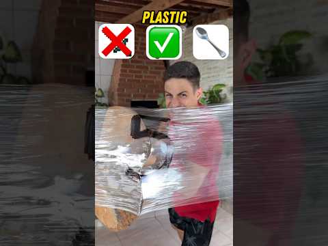 Qual é mais resistente plástico ou madeira?!😱 #shorts #challenge