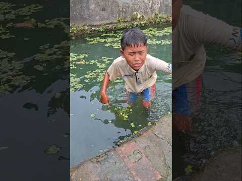 Aziz lagi cari ikan tiba tiba kesakitan di gigit ! #trending #youtubeshorts