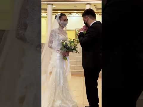 العريس مصابه كورونا وعررسه لابسه كمامه شوفو شكد حلوه😂😂😂😂😂😍😍😍