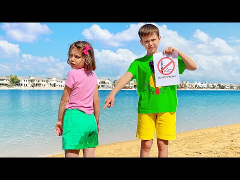 Max y Katy sus historias sobre una playa en el mar con arena