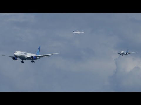 San Francisco Airport United Airlines 777 Landing with ATC