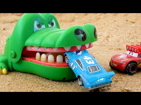 Dinossauros de brinquedo e divertidos carros da Disney | O melhor carro da Disney na caverna