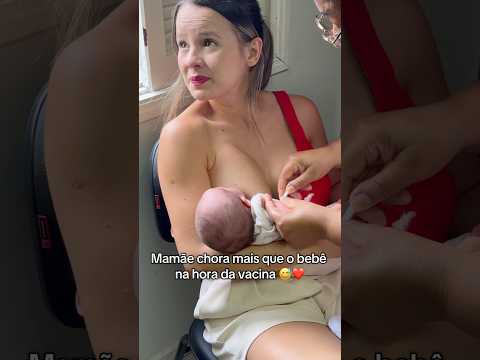 O bebê vai tomar vacina e a mamãe chora mais que o bebê 😅😍 Qual seria sua reação?