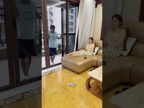 Tưởng cửa mở nên chồng đâm sầm vào kính, vợ cười không ngậm được miệng!