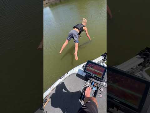 That boy is crazy! #fishing #paddlefish #hunting #crazy #nofear