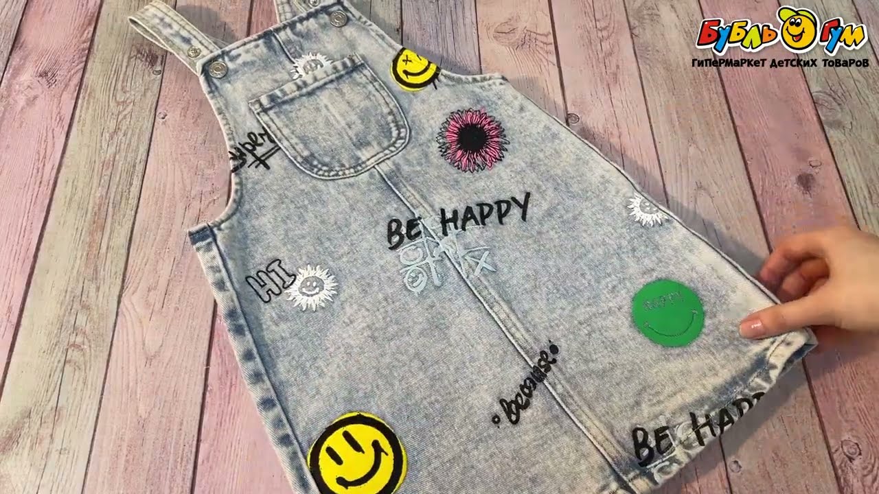 Сарафан Lanson Kids с надписями и ярким принтом джинсовый - видео Сарафан Lanson Kids с надписями и ярким принтом джинсовый - видео