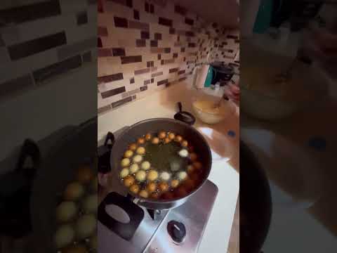 Karol  haciendo unos ricos buñuelos colombianos 🇨🇴