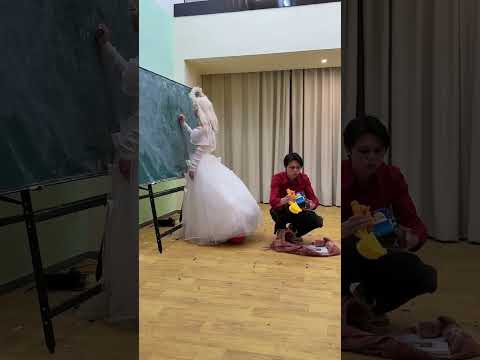 What's hidden under the wedding dress？#Snow#short#clown#Angel