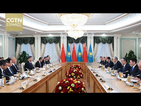 El presidente chino, Xi Jinping, mantiene conversaciones con el presidente kazajo