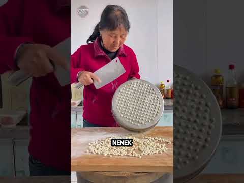 Nenek membuatkan cucunya pilus yang enak #faktaunik #shorts #shortvideo