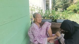 Kehidupan sederhana di pedesaan tenang dan damai sambil berkebun