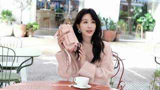 YANGZI X MICHAEL KORS 杨紫 身着MichaelKors2025 春夏系列玫瑰粉色针织毛衣搭配水洗牛仔半裙，身背全新烟熏玫瑰粉色 DAKOTA 手袋走在春日街头