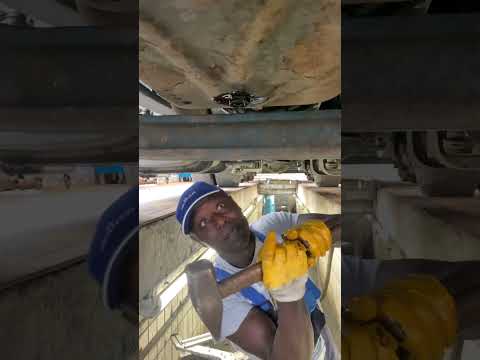 Opiosi macht ein Ölwechsel nur Spaß🤣#fypシ #fyp #handwork #kfz #lkw #viral #foryou #lustigevideos  ￼