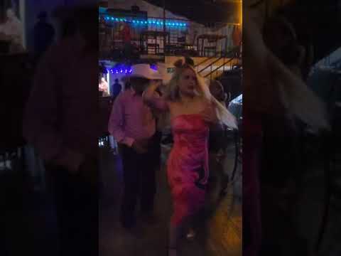 bailando con una fan de chihuahua en el fiesta norteña con los primos