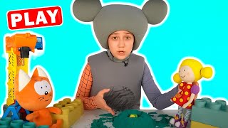 АВАРИЯ! Мышонок Ням и Синий Трактор спасают Грузовик!  КуКуPlay для малышей!