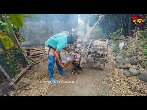 Isi Solar Dulu! Traktor Sawah Bersiap Masuk Garap Lahan