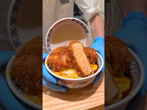 蓋が閉まらない極厚カツ丼！肉の旨みと甘いタレのハーモニーがたまらない【とんかつ一:新宿（期間限定）】