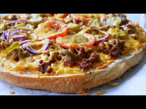 Schnelle Cheeseburger Fladenbrot Pizza mit Hackfleisch, Tomaten, Zwiebeln & Essiggurken | Rezept