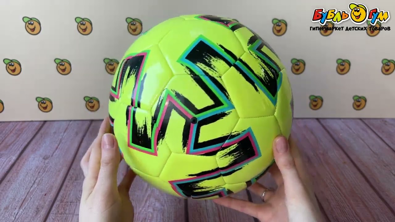Мяч футбольный с геометрическими узорами салатовый - видео Мяч футбольный с геометрическими узорами салатовый - видео