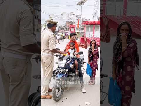 ये बाइक है ऑटोरिक्शा नहीं। । #trafficawarenes #bike #life  #roadaccdient #dangerous #shorts