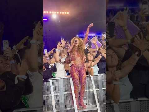 Shakira casi llora en El Salvador 🥺🇸🇻