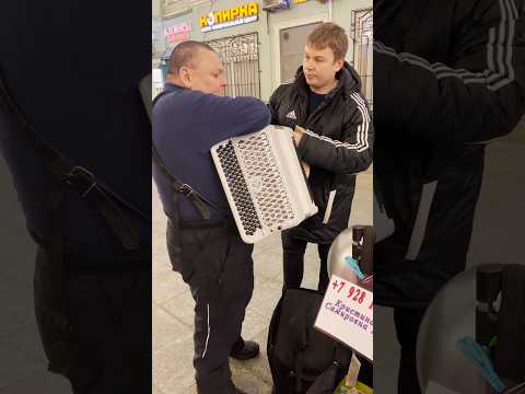 Баянист отдал свой баян! Реакция!