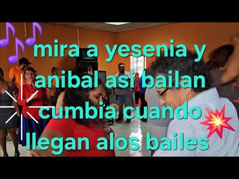 Vean esta pareja llevan el ritmo de la #cumbia con sus paso mira que paso 🎷🎶👏#baile #music #show