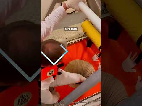 Mais pourquoi sur ce bateau, ces gens descendent en toboggan ??!