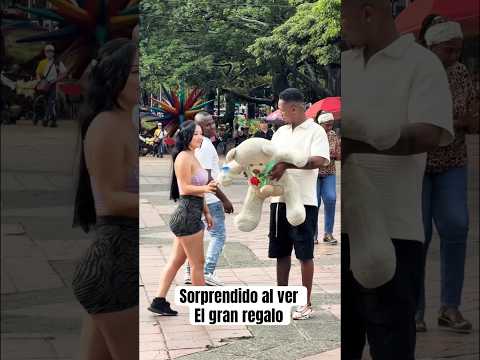 Se sorprende al ver el gran regalo #humor #comedia #shors #mujeres #funny