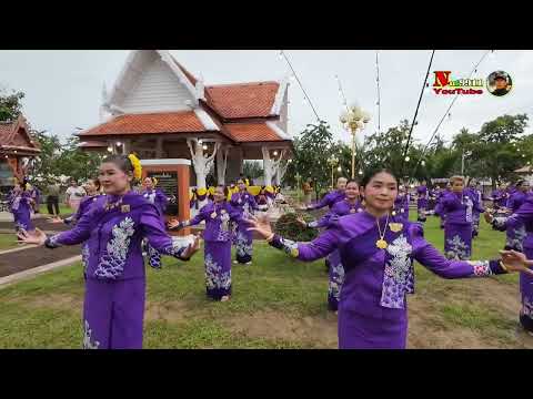 งานพระธาตุสวีนางรำแต่งชุดสีม่วงมารำสวยงามอลังการ