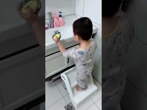 不让熊孩子看电视生气了，结果被爸爸一招制服！#baby#funny#cutebaby