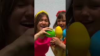 Алекс и Настя играют с шариками и изучают цвета Daddy fingers family song balloons #shorts #2 rus
