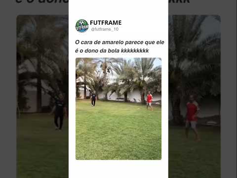 O cara de amarelo parece que ele é o dono da bola!#futebol #soccer #shorts #futebolarte #futebolmeme